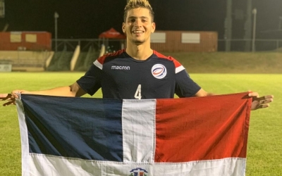 Brian López amb la bandera de la República Dominicana després de classificar-se per a l'última fase del classificatori | Twitter